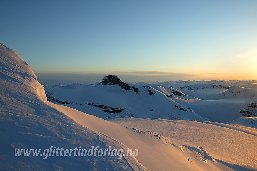 Fra Brenibba mot Lodalskåpa (2083 moh) en flott vårmorgen. 