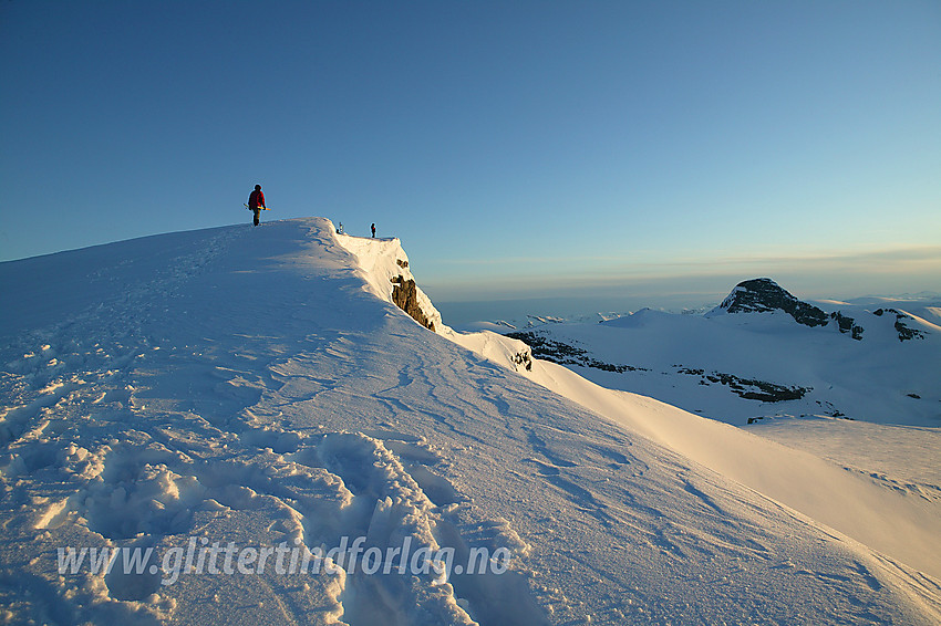 På toppen av Brenibba (2017 moh) med Lodaksåpa (2083 moh) ruvende i bakgrunnen.