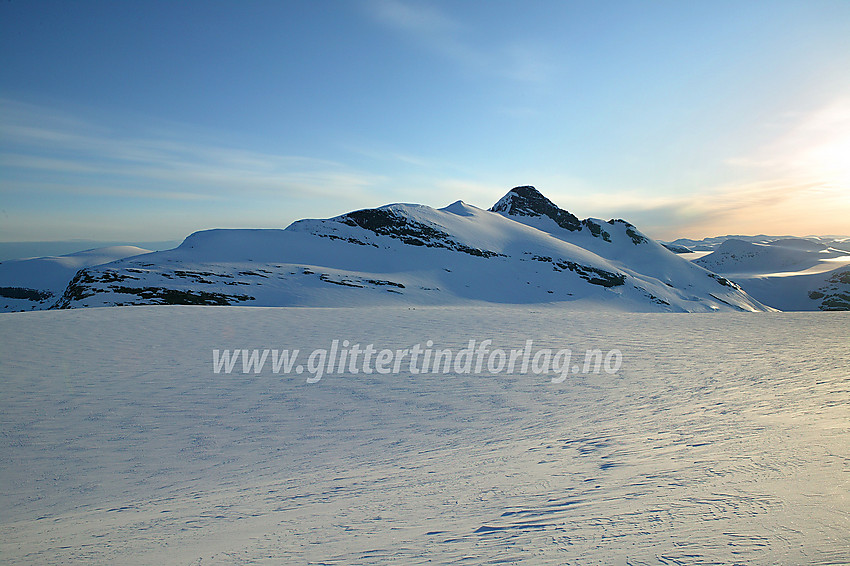 På breen sørvest for Lodalskåpa med utsikt til toppen (2083 moh). 