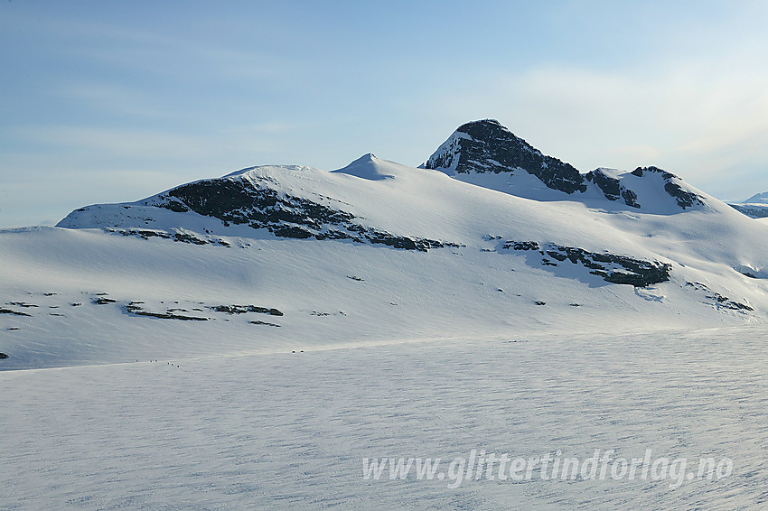 Veslekåpa og Lodalskåpa (2083 moh). Nede til vestre ses en gruppe skiløpere på vei over breen.