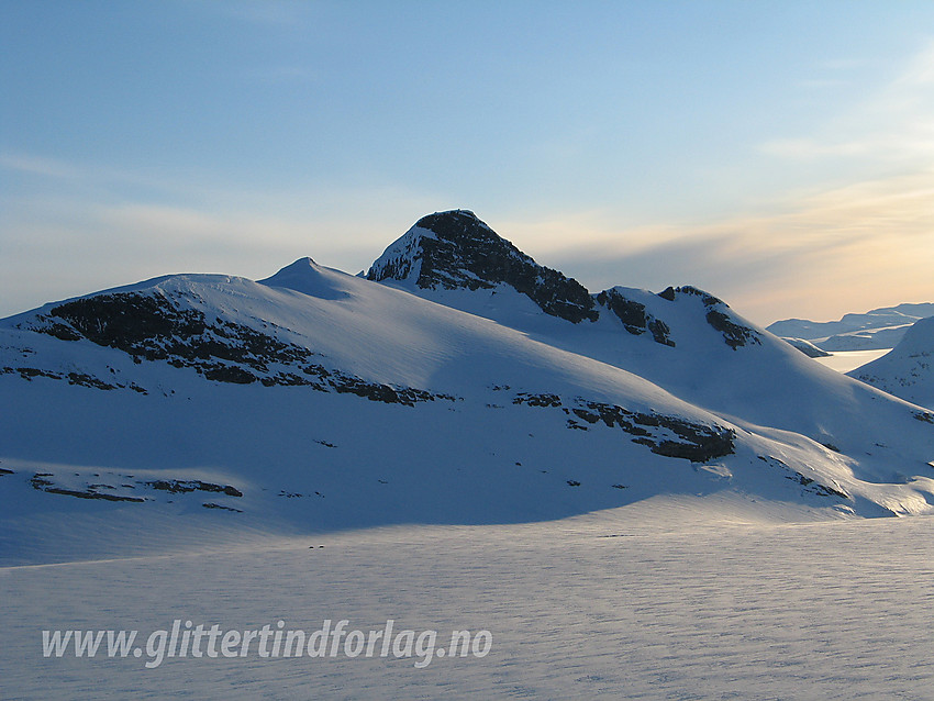 Veslekåpa og Lodalskåpa (2083 moh) sett fra breen i sørvest. 