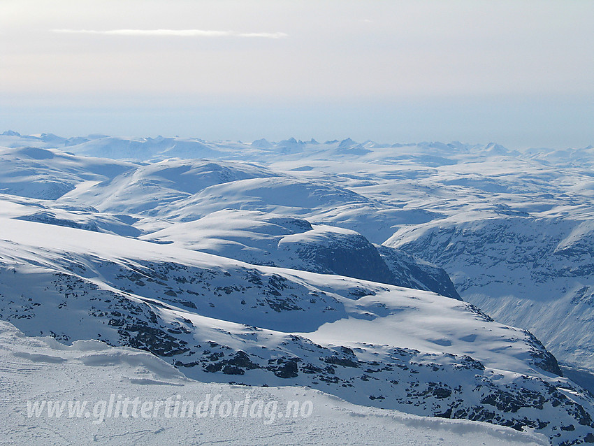 Utsikt fra Lodalskåpa sørøstover mot Jotunheimen (Smørstabbtindane sentralt).