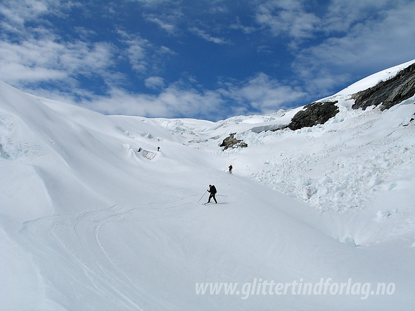 På vei ned i kanten på Fåbergstølsbreen etter en tur til Brenibba og Lodalskåpa.