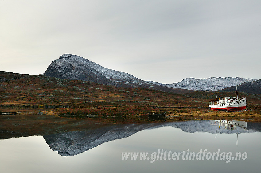 M/B Bitihorn i vinteropplag med fjelltoppen Bitihorn (1607 moh) i bakgrunnen til venstre.