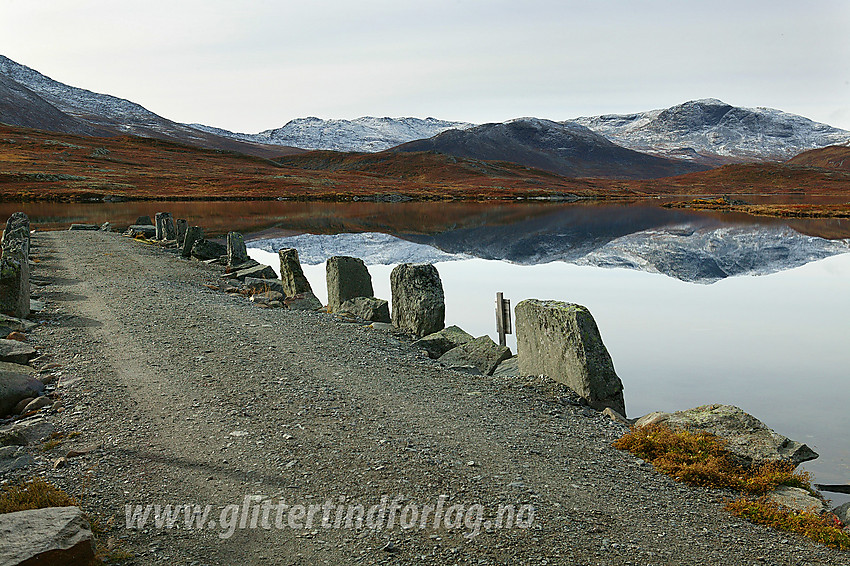 Ved Fagerstrand i østenden av Bygdin. I bakgrunnen bl.a. Skyrifjellet og Svarteknippa (1548 moh).