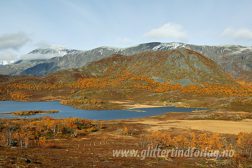 Fra hovedveien nær Vargebakken med utsikt ned til Nedre Leirungen og Gjendehøe (1257 moh). I bakgrunnen ses bl.a. Besshøe (2258 moh), Besseggen og Veslfjellet.