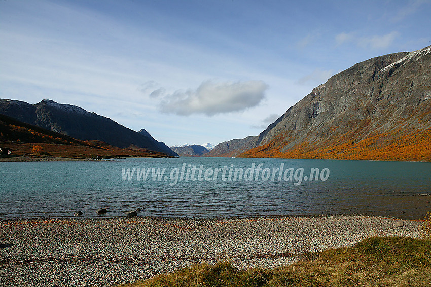 Ved Gjendeosen en høstdag. Langt ute på vannet kan man se Gjende III på vei vestover mot Memurubu.