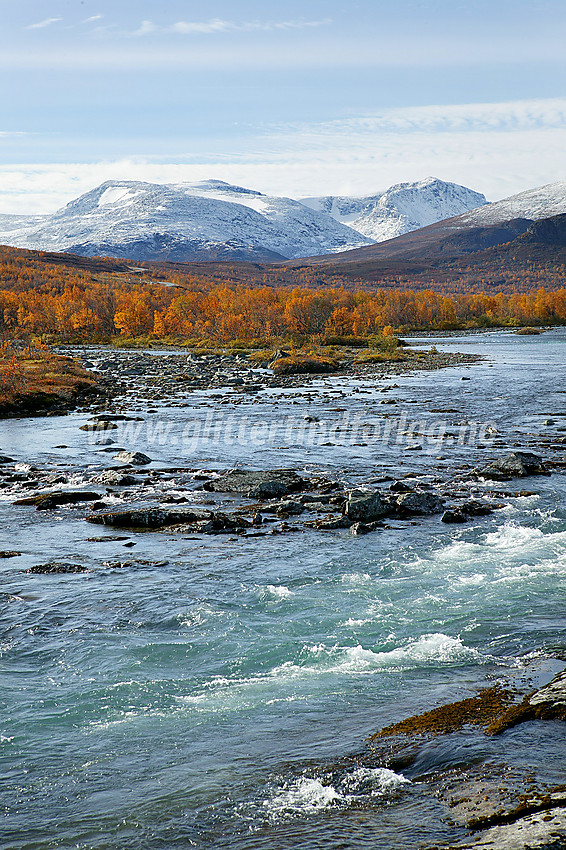 Ved broa over Sjoa like ved Maurvangen med utsikt i retning Rasletinden (2105 moh) og Munken (2105 moh).