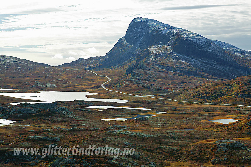 På et høydedrag innunder Synshorn med utsikt bort til Bitihorn (1607 moh). Man ser tydelig parkeringsplassen som er vanligste utgangspunkt for en tur til toppen.