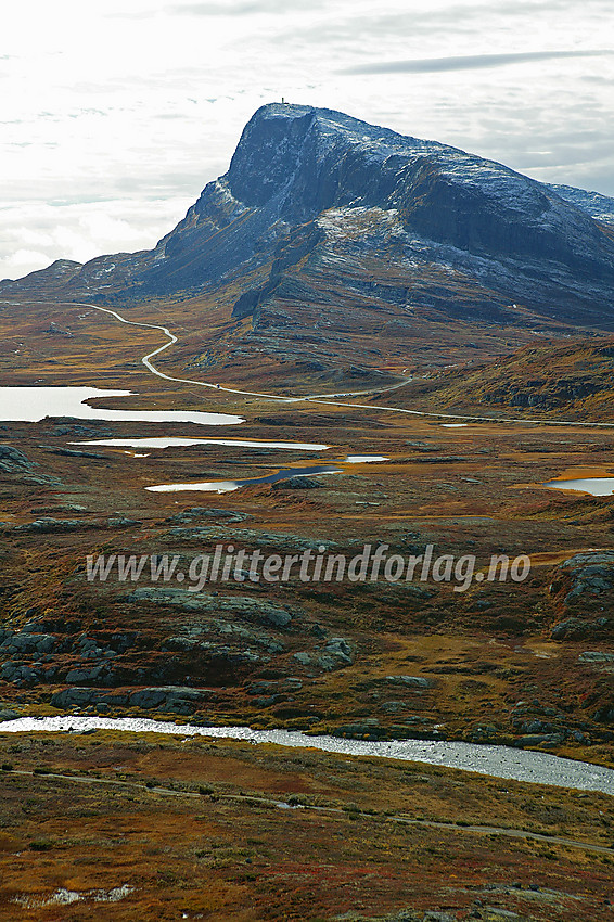 Bitihorn (1607 moh) sett fra et høydedrag like ved Bygdin Høyfjellshotell. I forgrunnen ses Vinsteråne.