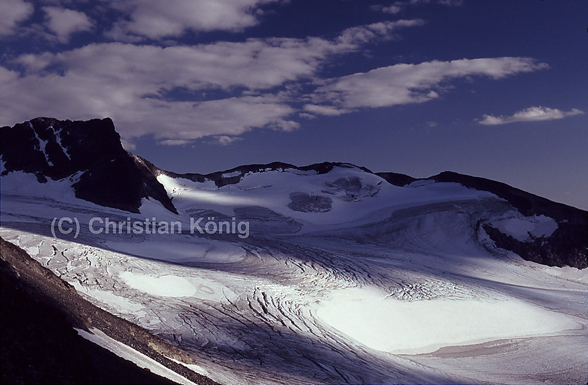 View from the shoulder of Store Smørstabbtinden across Leirbrean facing Skeie and Kalven.