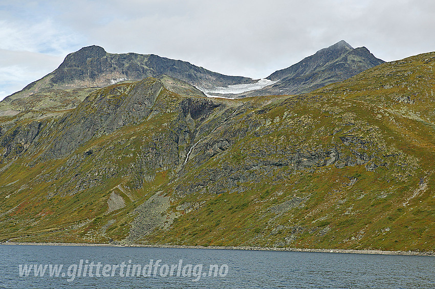 På vei vestover med m/b Bitihorn. Her nedenfor Galdeberget (2075 moh).