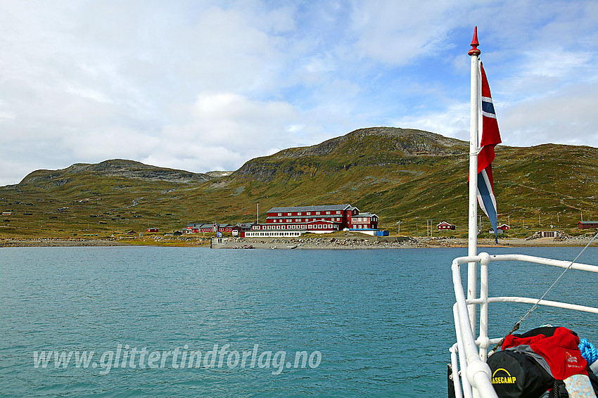 Under innseglingen til Eidsbugarden. Eidsbugarden høyfjellshotell i forgrunnen og Fondsbu litt mer tilbaketrukkent. I bakgrunnen ses Sløtafjellet.