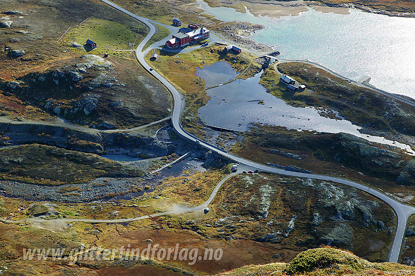 Bygdin Høyfjellshotell og parti av riksvei 51 sett oppe fra Synshorn (1464 moh), ca. 400 meter høyere.