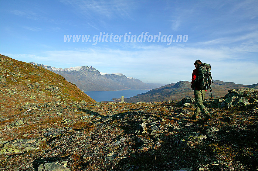 På ruta fra Fondsbu mot Yksendalsbu, rett for nedstigningen mot Vølodalen, med utsikt over Bygdin mot Torfinnstindane og Nørdre Kalvehølotinden.