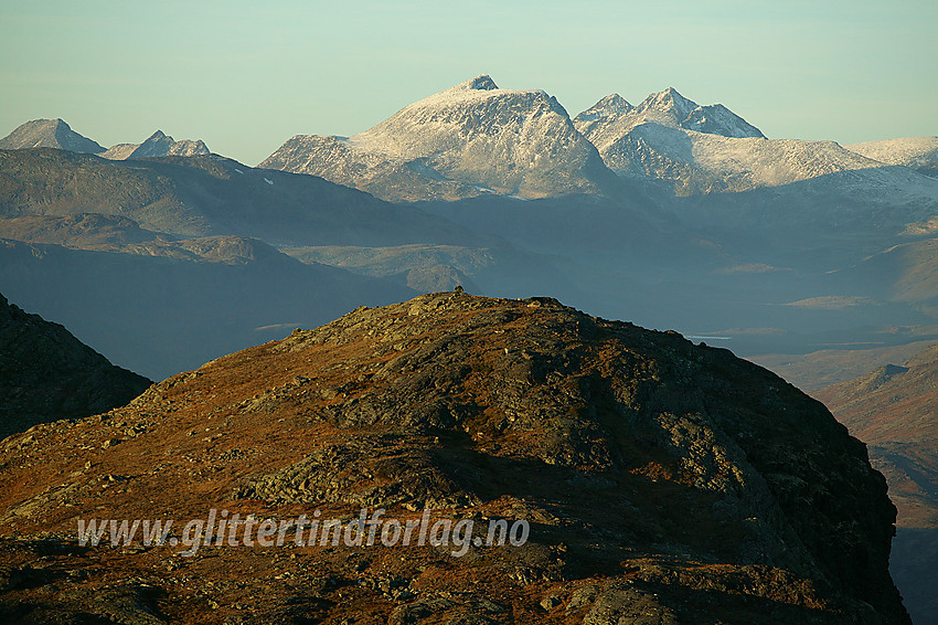 Fra fjellryggen mellom Dryllin og Eidsbugarden mot bl.a. Semeltinden (2236 moh).