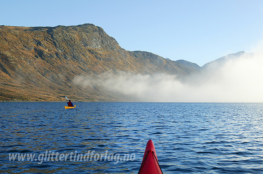 Padling på Bygdin en høstmorgen. Gravafjellet i bakgrunnen til venstre. Bak tåkeskyen ses såvidt Galdbergtinden (2075 moh).