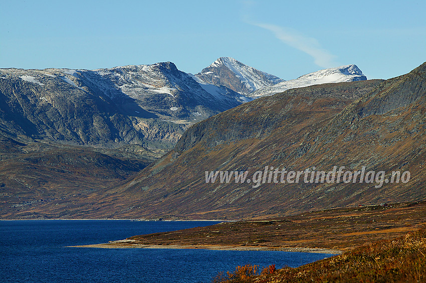 På vei østover langs Bygdin, et stykke øst for Høystakkane. I bakgrunnen ses bl.a. Langeskavlen, Uranostinden (2157 moh) og Langeskavltinden (2014 moh).