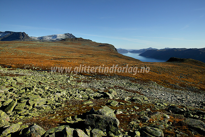 På vandring i traktene sørøst for Galdebergtinden, ovenfor Galdebergodden, med utsikt i østlig retning mot bl.a. Torfinnstindane og Bygdin.