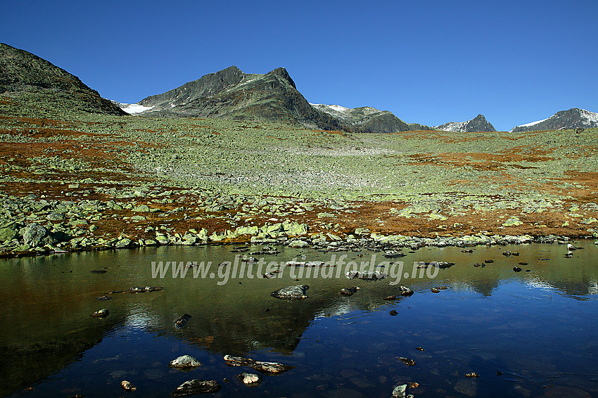 På tur i området sørøst for Galdbergtinden med toppen (2075 moh) sentralt i bildet. Bak til høyre anes Slettmarkpiggen (2164 moh) og Slettmarkhøe (2190 moh)