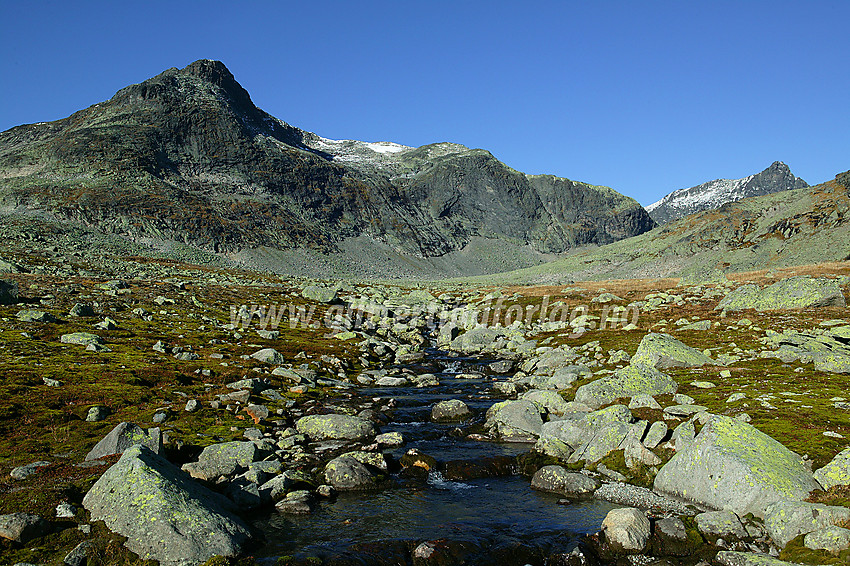 Førsteklasses høstdag sørøst for Galdbergtinden (2075 moh). Selve toppen ligger delvis skjult lenger bak.