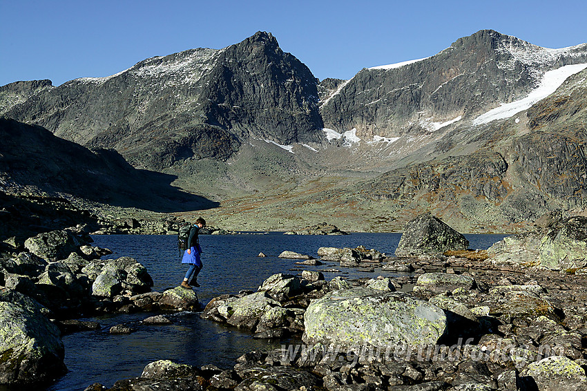 Kryssing av utløpsoset på Galdergtjernet (stien mellom Eidsbugarden og Torfinnsbu). I bakgrunnen troner Slettmarkpiggen (2164 moh) og Slettmarkhøe (2190 moh). Bak til venstre ses også Slettmarkkampen (2032 moh).