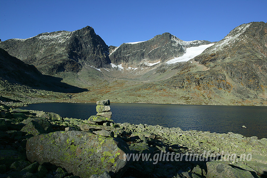 På merket sti (Torfinnsbu-Eidsbugarden) langs Gladebergtjernet. I bakgrunnen ses Slettmarkpiggen (2164 moh) og Slettmarkhøe (2190 moh).