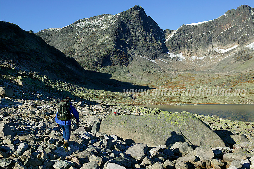 Fjellvandring på stien fra Torfinnsbu til Eidsbugarden, langs Galdebergtjernet. I bakgrunnen ruver Slettmarkpiggen (2164 moh).