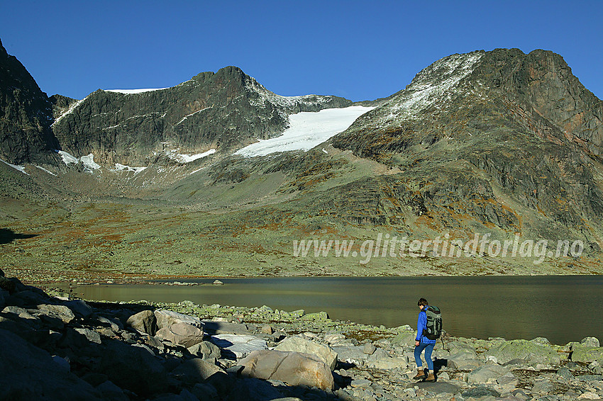 På merket sti langs Galdebergtjernet med Slettmarkhøe (2190 moh) i bakgrunnen.