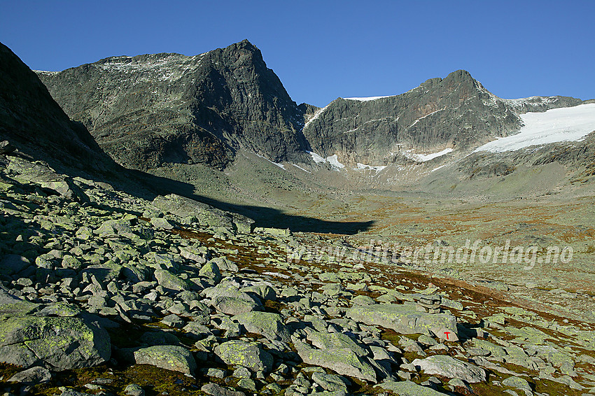 På stien mellom Torfinnsbu og Eidsbugarden, like vest for Galdebergtjernet, med Slettmarkpiggen (2164 moh) og Slettmarkhøe (2190 moh) i bakgrunnen.