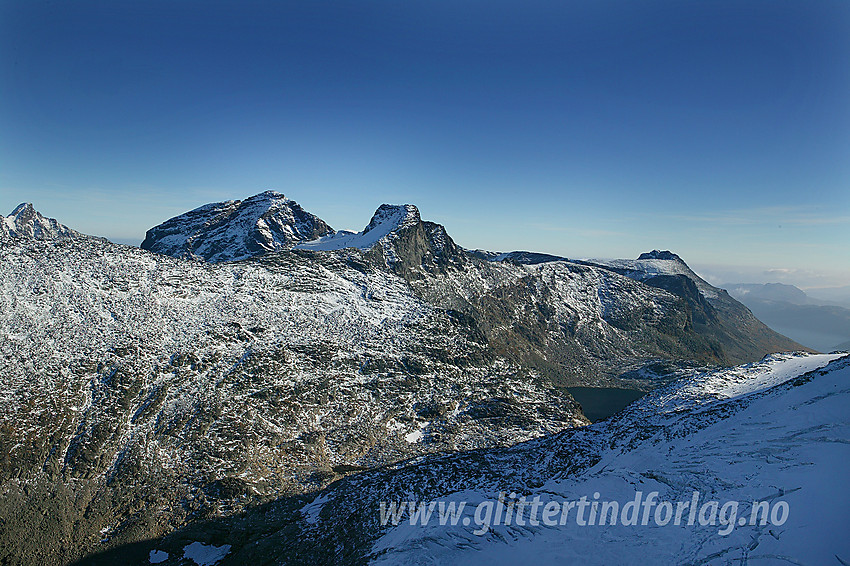 Like nord for Slettmarkhøe med utsikt mot Søre Svartdalspiggen som går i ett med Langedalstinden (2206 moh) og Mesmogtinden (2264 moh). Bak til høyre ses Torfinnstindane og en flik av Bygdin.