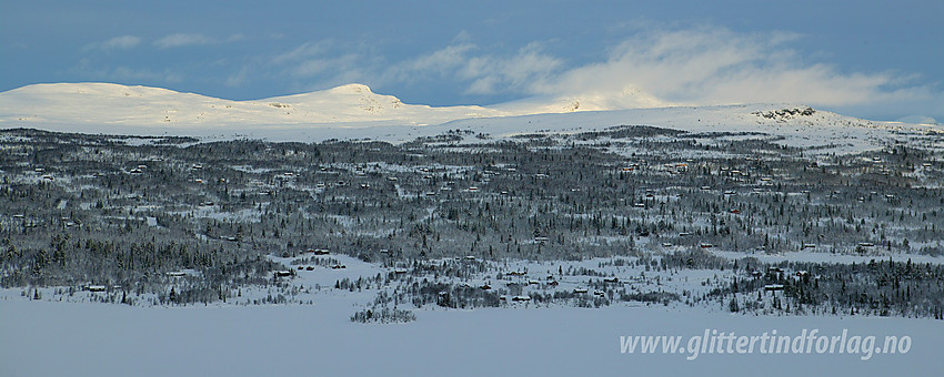 Utsikt fra ryggen nord-nordvest for Javnberget med en flik av Javnin i forgrunnen. Sentralt i bakgrunnen ses Svarthamartinden (1471 moh). Skaget (1686 moh) ligger delvis skjult bak en tåkesky til høyre.