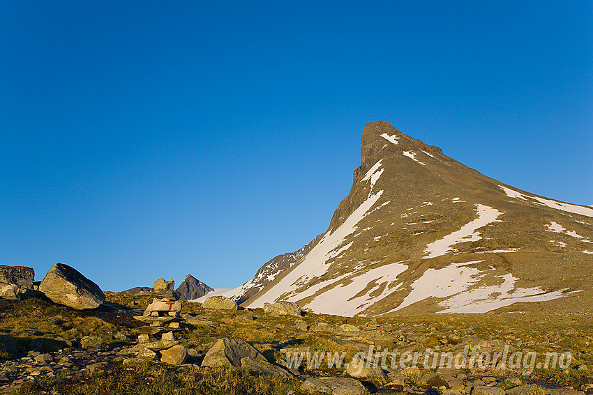 På ruta fra Leirvassbu mot Spiterstulen mellom Leirvatnet og Kyrkjeglupen. Kyrkja's (2032 moh) fjellspir ruver til høyre.