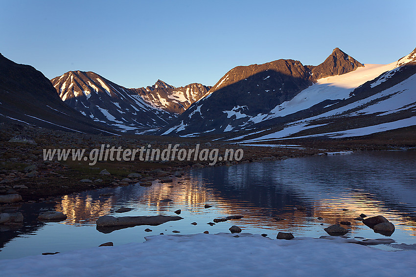 I Kyrkjeglupen ved solnedgang, Semelholstinden ses (2147 moh) til høyre, mens Urdaldalsryggen (Store Urdadalstinden på 2116 moh til venstre) strekker seg gjennom bildet i bakgrunnen. Helt bakerst stikker toppen på Store Hellstugutinden (2346 moh) så vidt opp.