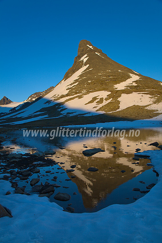 Kyrkja (2032 moh) kort tid før solnedgang.