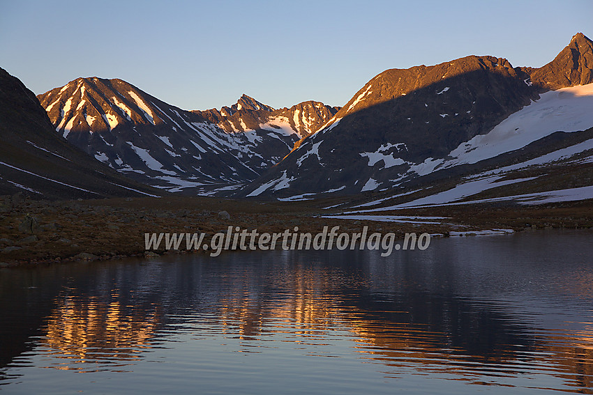 I Kyrkjeglupen ved solnedgang. Nørdre Semelholstinden (2004 moh) ses til høyre, og bak denne strekker Urdadalsryggen med Store Urdadalstinden (2116 moh) til venstre seg tvers gjennom bildet.