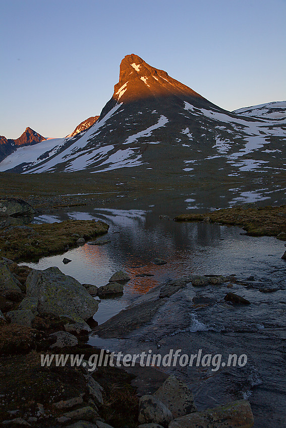 Solnedgang rett vest for Leirvatnet nedenfor Leirvassbu. Kyrkja (2032 moh) med de siste solstrålene på toppen. 