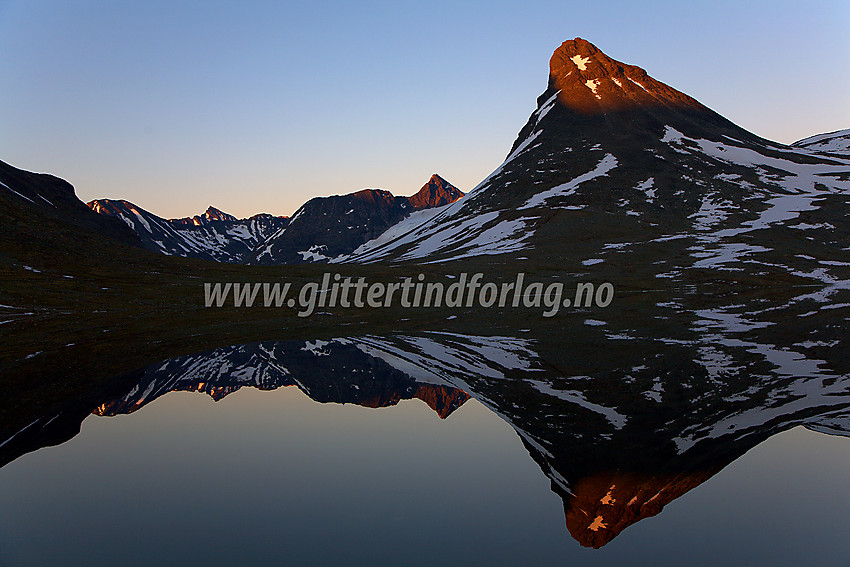 Solnedgang ved Leirvatnet mot Kyrkjeglupen med Kyrkja (2032 moh) til høyre og Semelholstinden bakenfor.