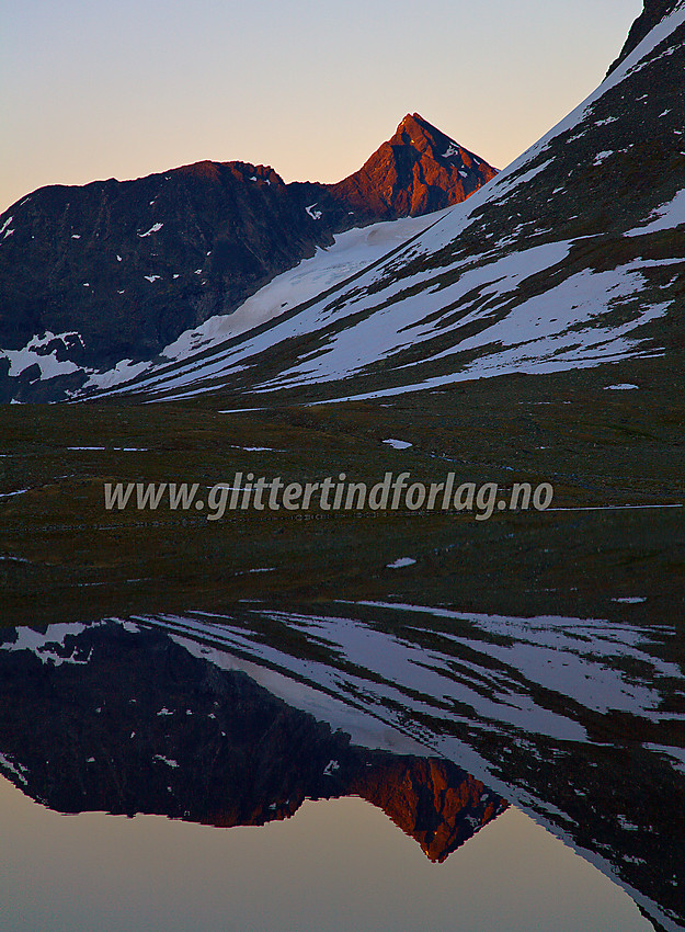 Solnedgang ved Leirvatnet mot Semelholstinden (2147 moh).