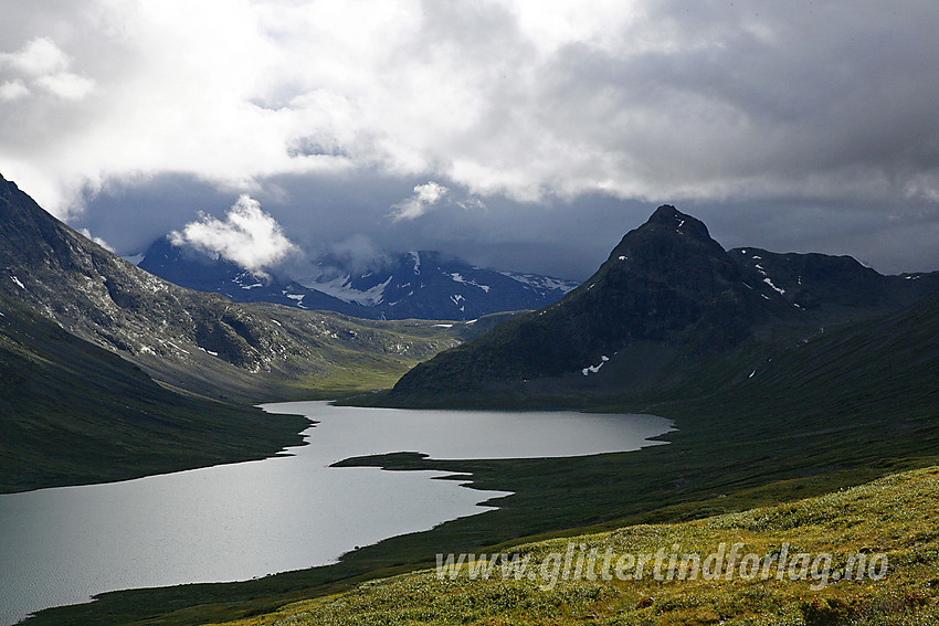 Fra ruta mellom Glitterheim og Memurubu i lia ovenfor Russvatnet med den spisse Gloptinden (1678 moh) som hovedblikkfang.