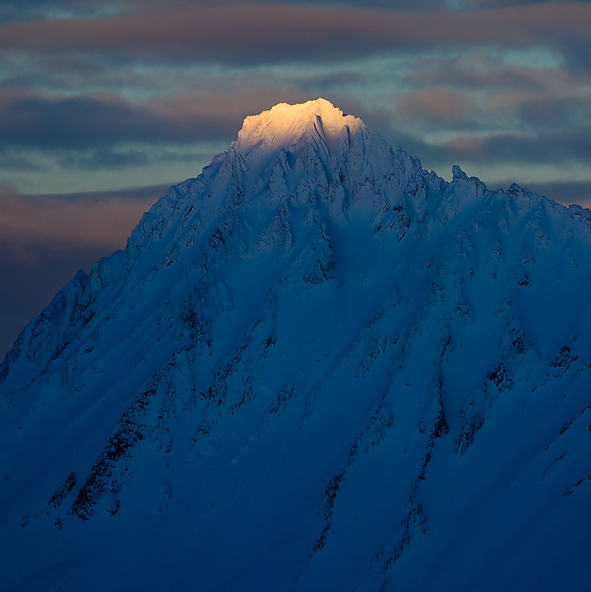 Vinterlys over Vassdalstinden (1432 moh)