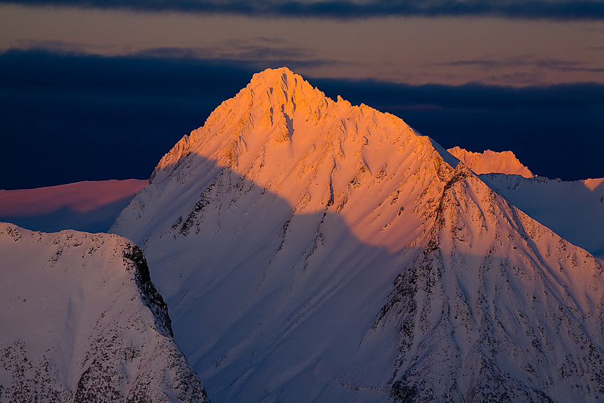 Vinterlys over Vassdalstinden (1277 moh)