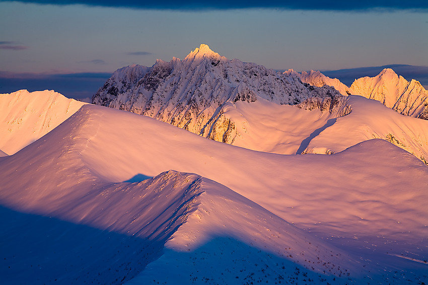 Vinterlys over Kolåstinden (1432 moh)