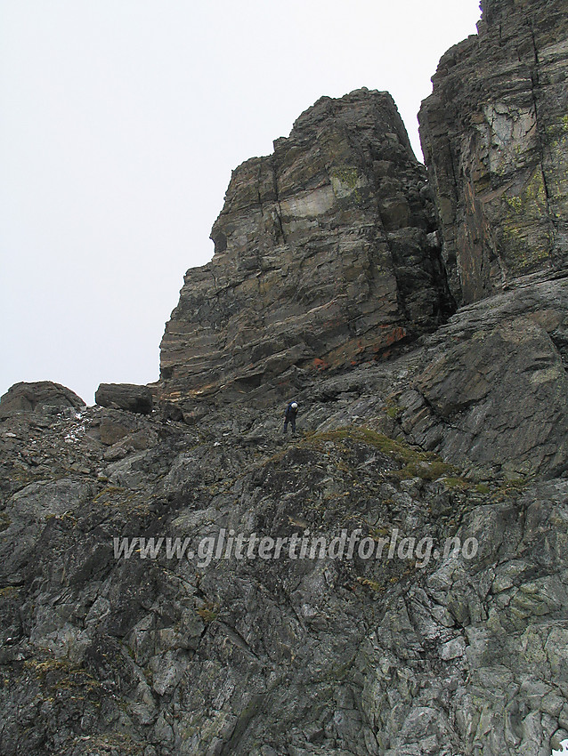 Vi er på vei til Bakarste Skagsnebb (2093 moh) fra øst og runder en markert, kløftet, hammer på venstre side. Et stykke nedenfor personen på bildet er det et kort opptak med klyving, for øvrig er denne omgåelsen overraskende lett i forhold til det man skulle tro når man betrakter ryggen på avstand. Det er en mellomting mellom gåing og klyving etter det nevnte opptaket.