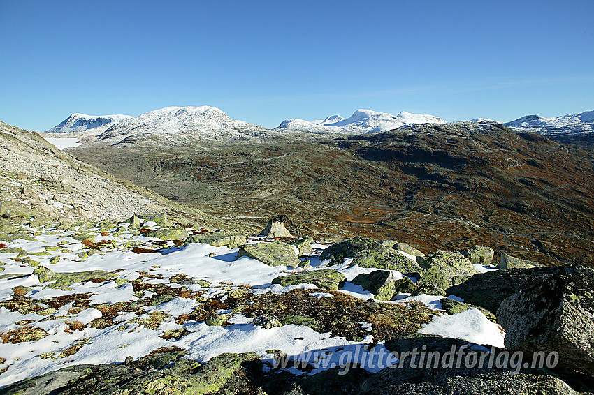 På vei opp mot Steineggi på tur til Tverrådalskyrkja.  Her med utsikt nordøstover i retning Krossbakknosi, Tundradalskyrkja samt Vestre og Midtre Holåtinden.