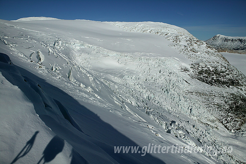 Fra Steineggi mot et på kartet navnløst brefall sørøst for Steinkollen (2018 moh bak til venstre). Til høyre ses en flik av Fortundalsbreen og Tundradalskyrkja i bakgrunnen.