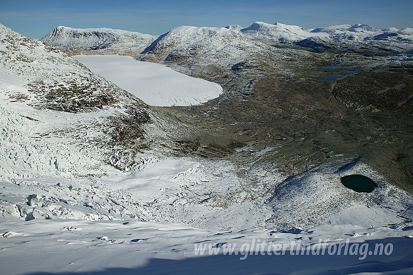 Fra Steineggi mot et på kartet navnløst brefall sørøst for Steinkollen. I bakgrunnen ses fronten på Fortundalsbreen, Tundradalskyrkja og videre mot Holåtinder og Hestbreapigger.