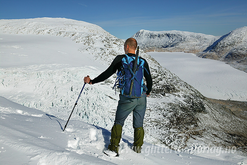 Utsikt fra Steineggi mot et flott brefall sørøst for Steinkollen. Bak til høyre ses Fortundalsbreen og Tundradalskyrkja (1970 moh).