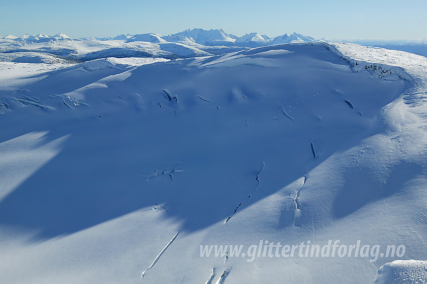 Utsikt sør-sørøstover fra Søre Tverrådalskyrkja mot Hurrungane og Jotunheimen. I forgrunnen ses Fortundalsbreen og Steinkollen (2018 moh).