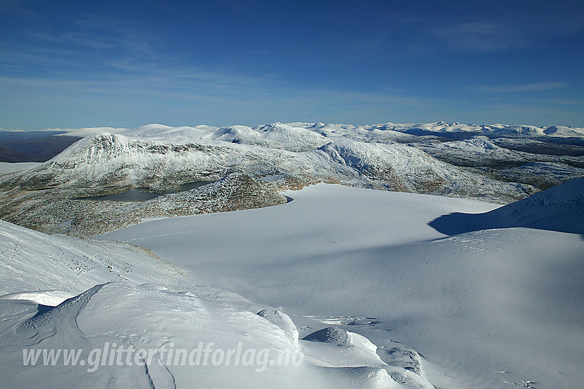 Utsikt fra Søre Tverrådalskyrkja østover mot Fortundalsbreen, Heksegryta, Sveinkollen, Tundradalskyrkja, Holåtinder, Hestbreapigger og helt til Jotunheimen, for å nevne noe.